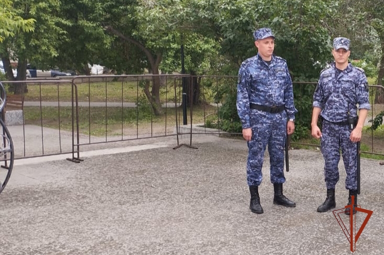 Росгвардия Алтайского края обеспечила безопасность на праздновании Дня молодежи и выпускных вечеров