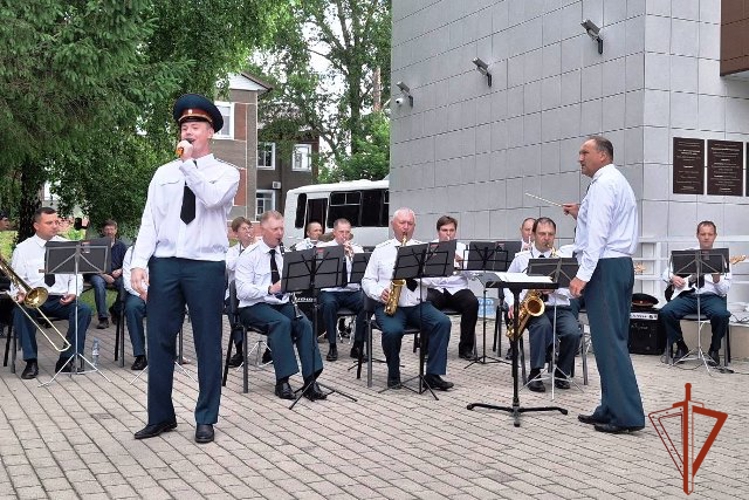 Алтайская Росгвардия почтила память Роберта Рождественского в Косихе