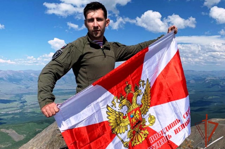 Сотрудник Росгвардии Алтайского края покорил две вершины в одиночку, посвятив восхождения ведомству