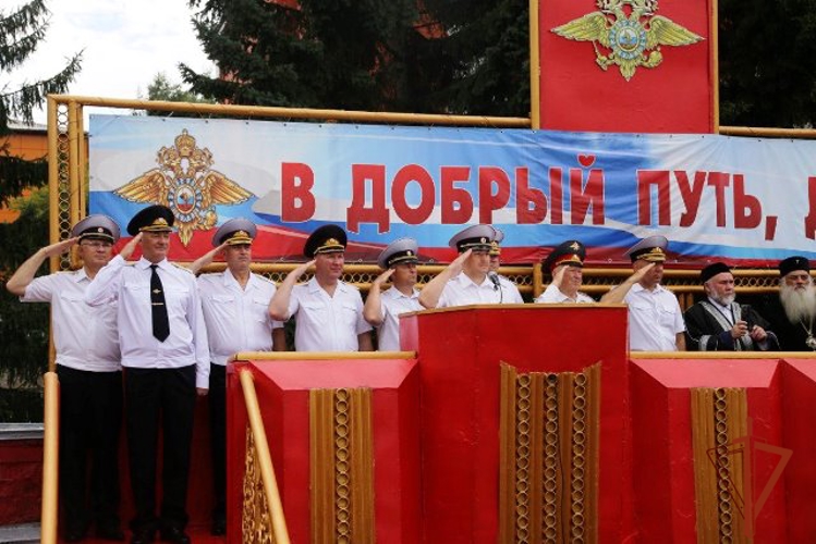Руководитель регионального управления Росгвардии поздравил выпускников Барнаульского юридического института