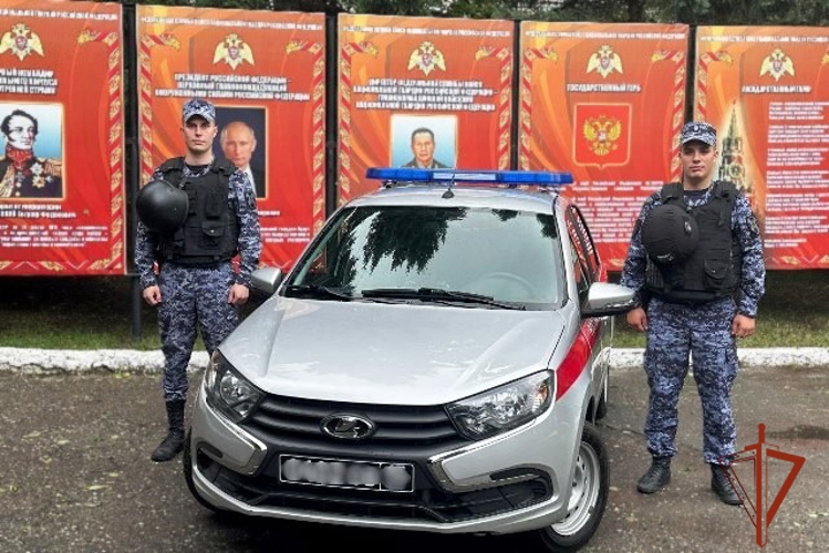 Барнаульские росгвардейцы спасли людей из горящего здания