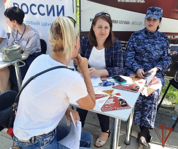 Алтайские росгвардейцы познакомили граждан со своими вакансиями