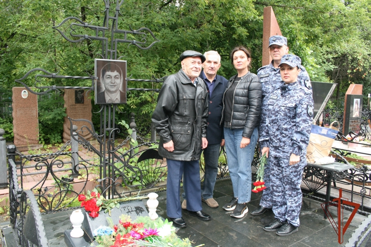 Алтайские росгвардейцы почтили память погибших сотрудников 