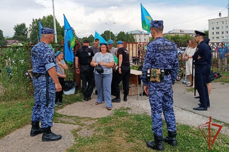 Алтайские росгвардейцы обеспечили охрану порядка в День ВДВ