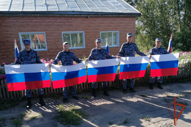 Росгвардейцы участвуют в мероприятиях Дня флага России
