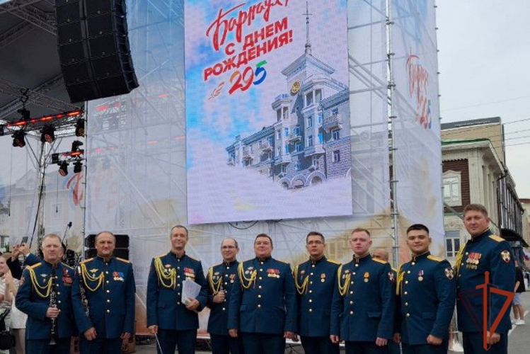 Оркестр Росгвардии поздравил барнаульцев с Днем города