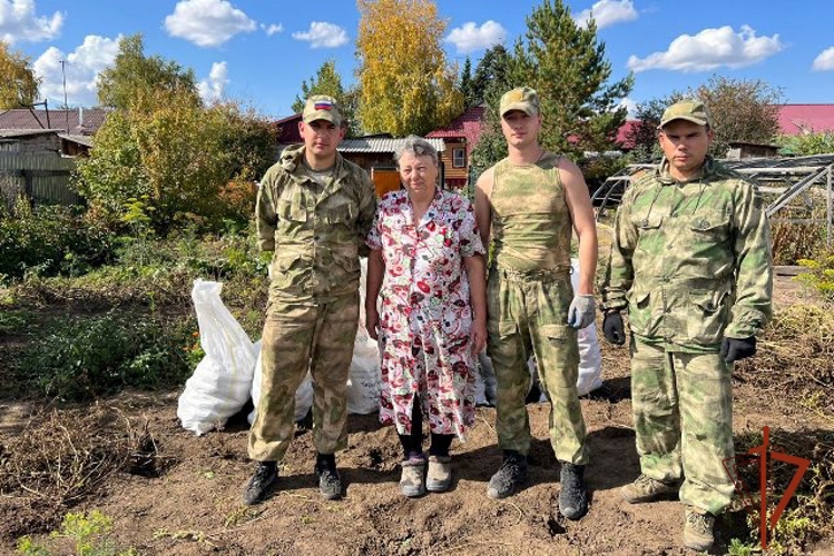 Росгвардейцы оказали помощь матери погибшего земляка - героя
