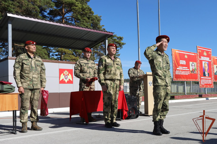 Военнослужащий рубцовского оперативного полка Росгвардии стал обладателем крапового берета — символа мужества и отваги спецназа 