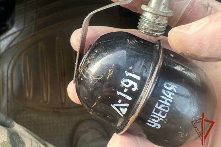 Взрывотехники ОМОН обследовали подозрительный предмет