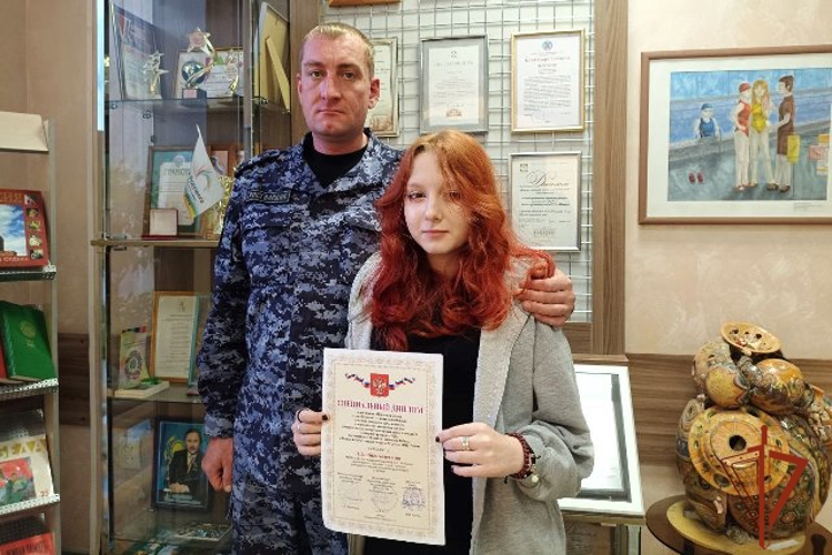 В преддверии празднования Дня отца дети сотрудников алтайской Росгвардии поздравили своих пап яркими победами