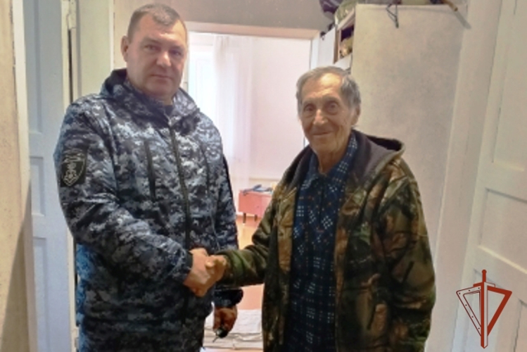 В Алтайском крае сотрудники Росгвардии навестили ветеранов службы