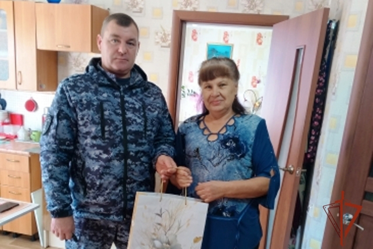В Алтайском крае сотрудники Росгвардии навестили ветеранов службы