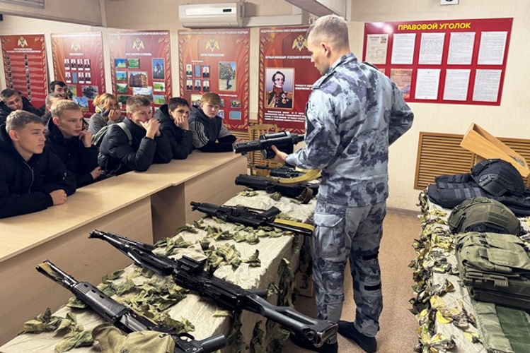 Бийский ОМОН "Форпост" провел День открытых дверей для будущих педагогов