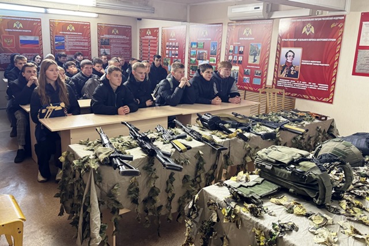 Бийский ОМОН "Форпост" провел День открытых дверей для будущих педагогов