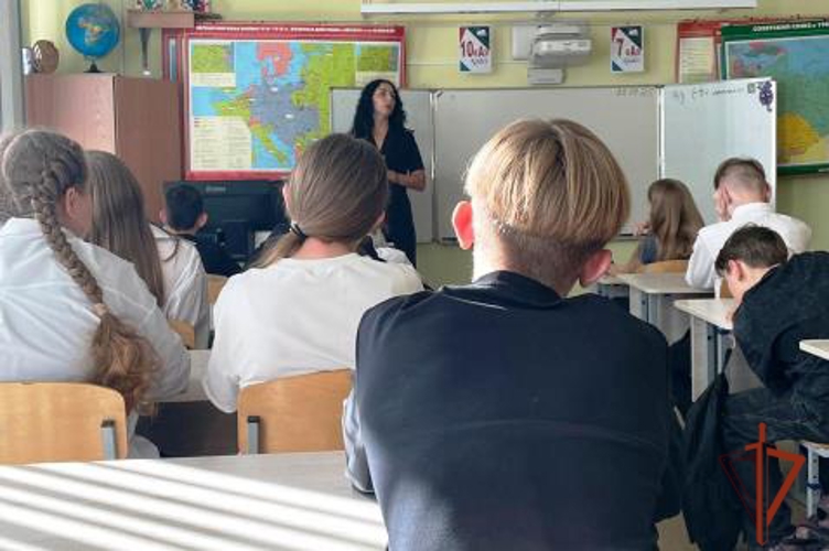Сотрудники отдела разрешительной работы города Барнаула провели встречу в подшефном учебном заведении