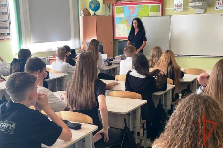 Сотрудники отдела разрешительной работы города Барнаула провели встречу в подшефном учебном заведении