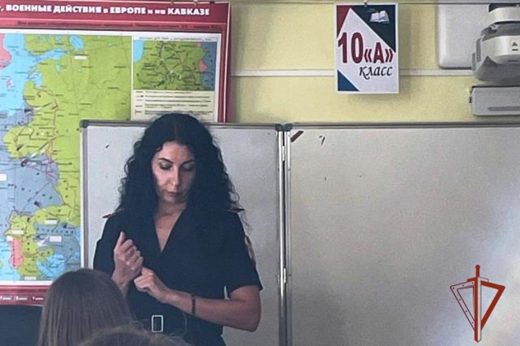 Сотрудники отдела разрешительной работы города Барнаула провели встречу в подшефном учебном заведении