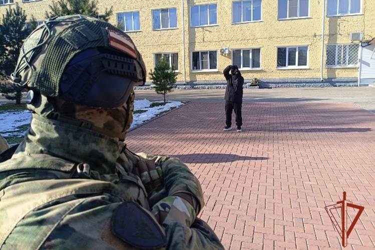 В Барнауле при поддержке  региональной Росгвардии реализуется проект «Люди, защищающие людей. СВО. Связь поколений...»