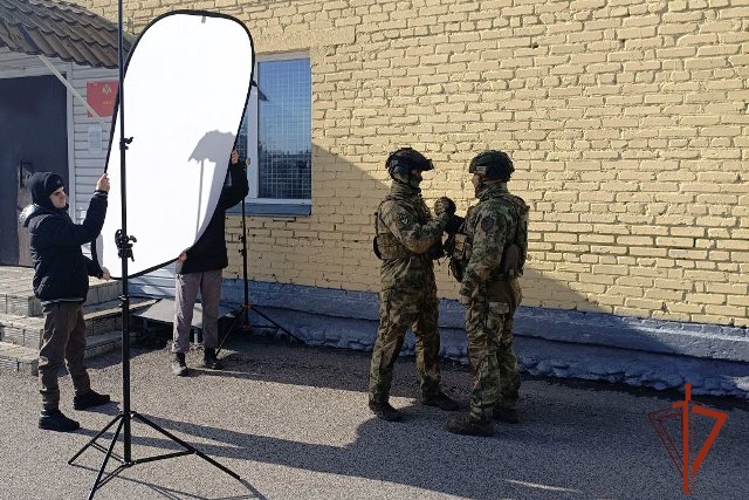 В Барнауле при поддержке  региональной Росгвардии реализуется проект «Люди, защищающие людей. СВО. Связь поколений...»