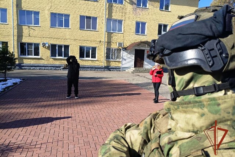 В Барнауле при поддержке  региональной Росгвардии реализуется проект «Люди, защищающие людей. СВО. Связь поколений...»