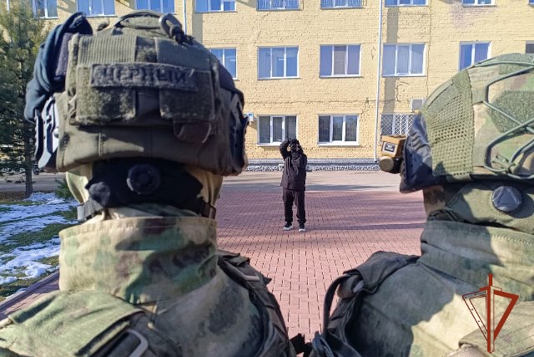 В Барнауле при поддержке  региональной Росгвардии реализуется проект «Люди, защищающие людей. СВО. Связь поколений...»