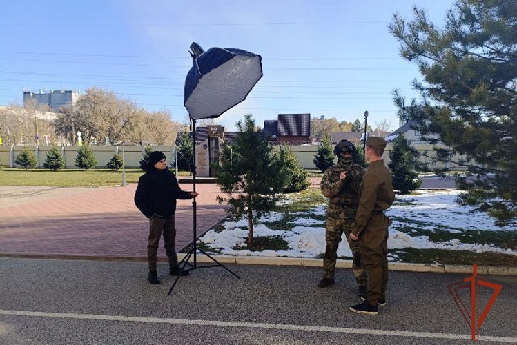 В Барнауле при поддержке  региональной Росгвардии реализуется проект «Люди, защищающие людей. СВО. Связь поколений...»