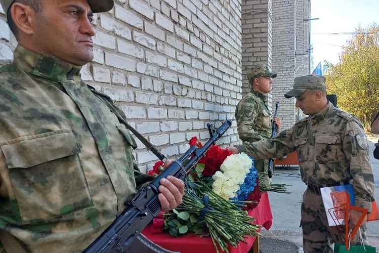 В Рубцовске росгвардейцы почтили память погибшего защитника Отечества