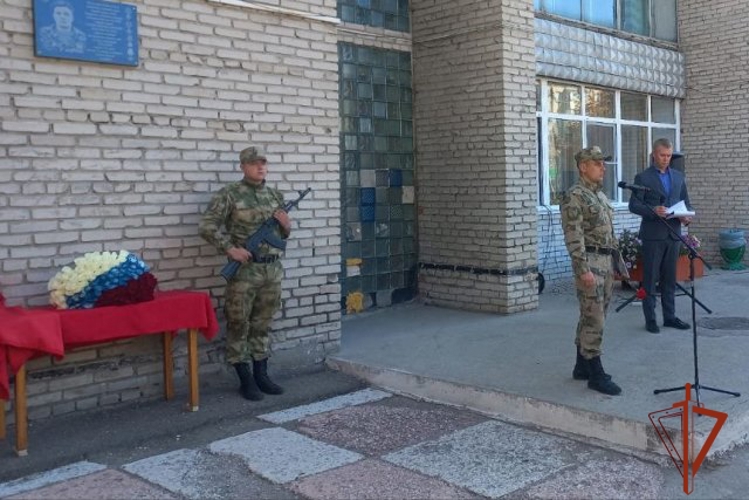 В Рубцовске росгвардейцы почтили память погибшего защитника Отечества