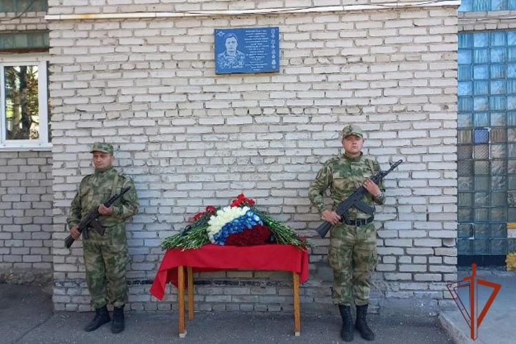 В Рубцовске росгвардейцы почтили память погибшего защитника Отечества