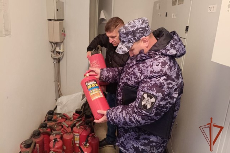 Росгвардия и МЧС Алтайского края отработали слаженность действий при пожаре в многоэтажке