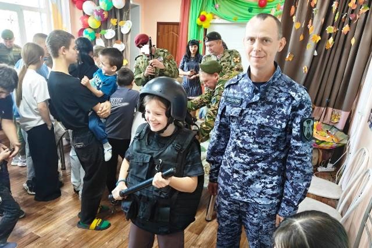Росгвардейцы провели акцию для воспитанников детского дома 