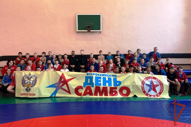 Алтайская Росгвардия и юные самбисты провели совместную тренировку