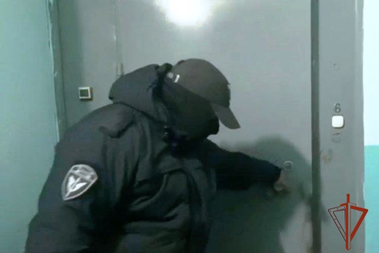 При силовой поддержке ОМОН Росгвардии в Бийске пресечена деятельность интернетканала по пропаганде террора