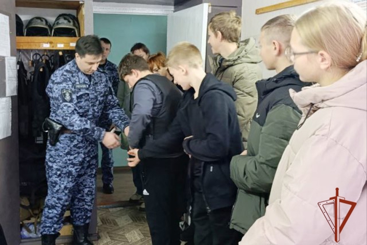 Сотрудники алтайской Росгвардии приняли участие в проекте «Билет в будущее»