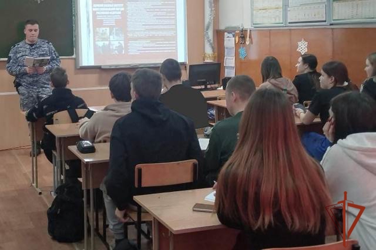 Алтайские росгвардейцы провели урок по профориентации 