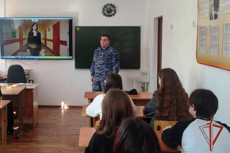 Алтайские росгвардейцы провели урок по профориентации 