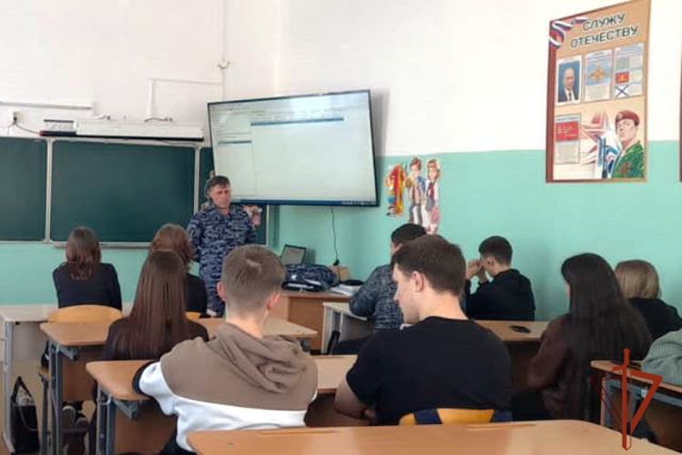 В Славгороде сотрудники Росгвардии провели агитационное мероприятие для будущих выпускников