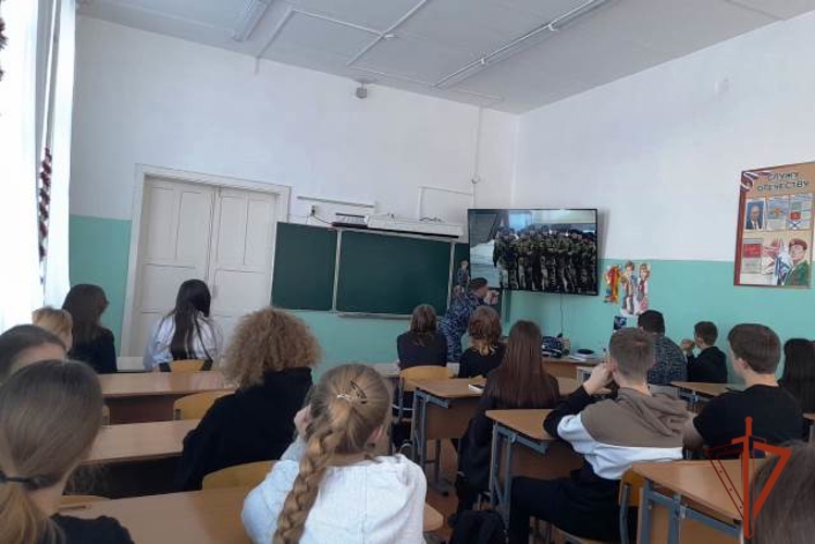 В Славгороде сотрудники Росгвардии провели агитационное мероприятие для будущих выпускников