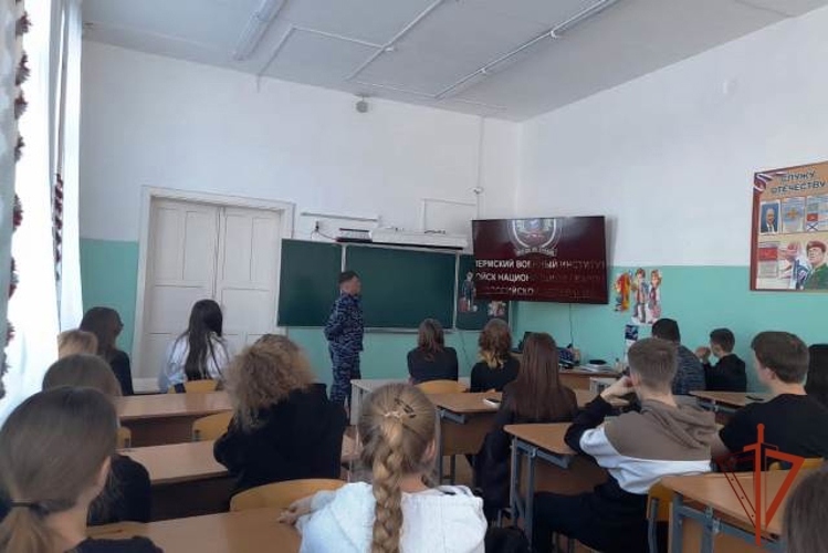 В Славгороде сотрудники Росгвардии провели агитационное мероприятие для будущих выпускников