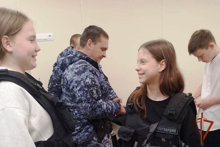 Алтайская Росгвардия вдохновляет юных патриотов