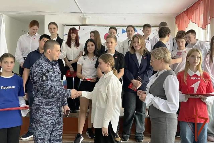 Сотрудники Росгвардии вручили Юным бийчанам первые паспорта