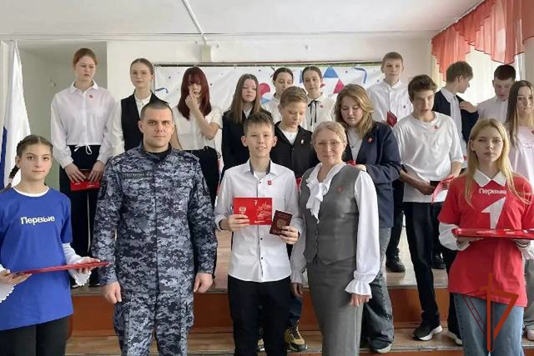 Сотрудники Росгвардии вручили Юным бийчанам первые паспорта