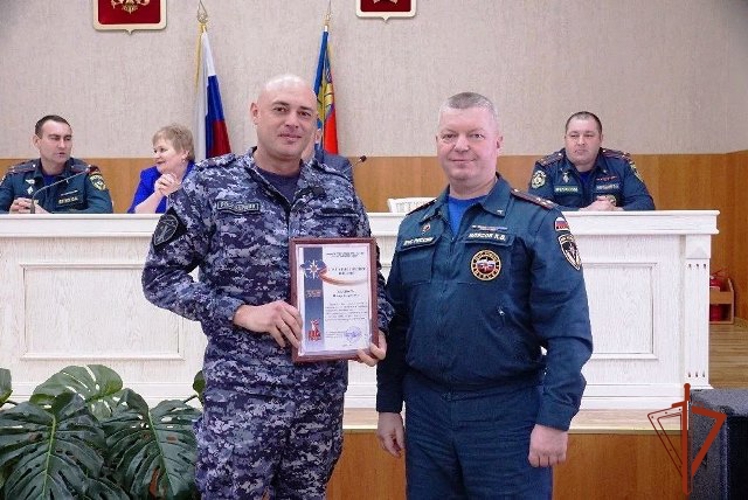 Сотрудник алтайской Росгвардии награждён за помощь в ликвидации пожара 