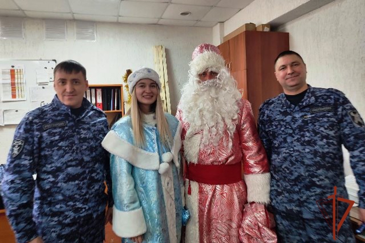 Дед Мороз и Снегурочка оценили праздничное убранство и наградили победителей