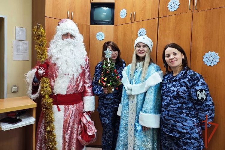 Дед Мороз и Снегурочка оценили праздничное убранство и наградили победителей