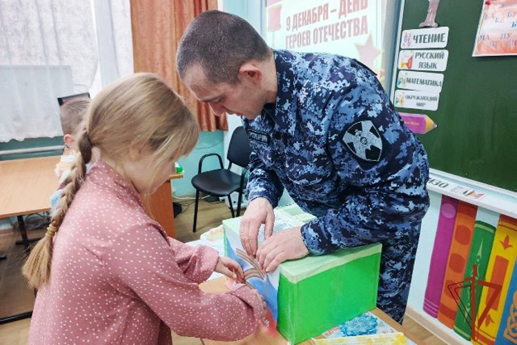 Алтайские росгвардейцы в селе Кулунда провели занятия со школьниками