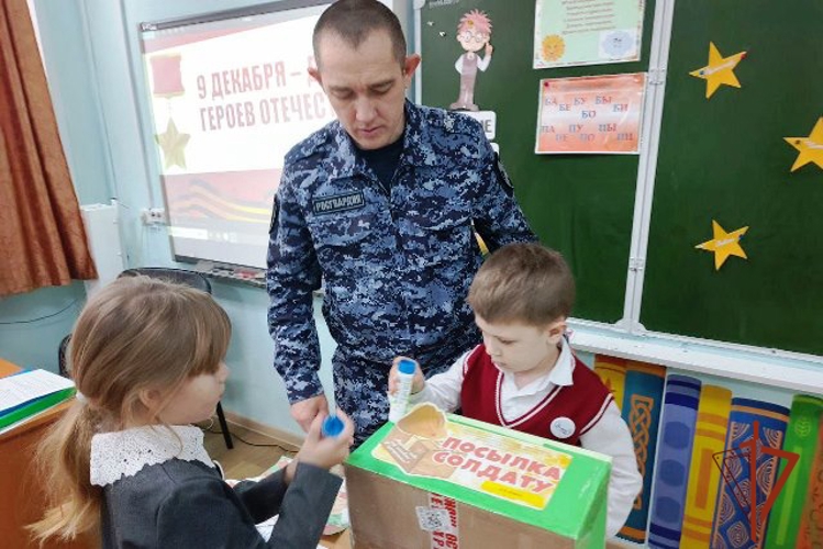 Алтайские росгвардейцы в селе Кулунда провели занятия со школьниками