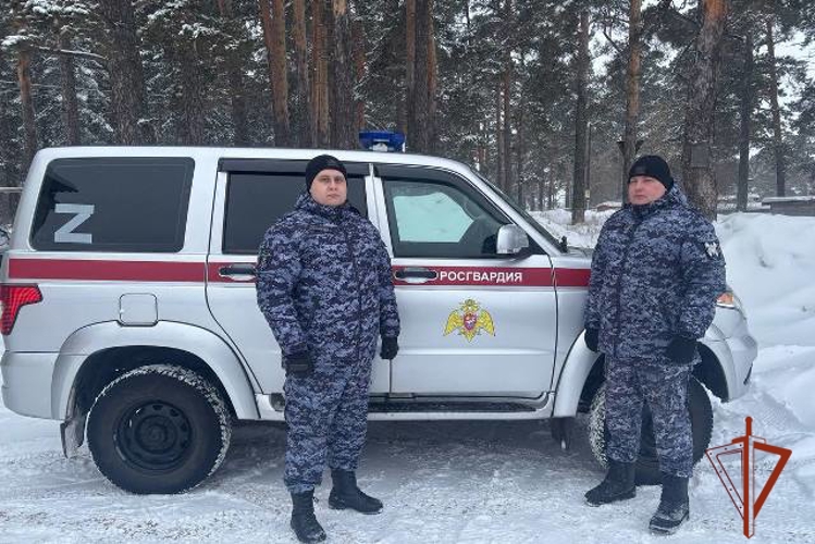 Росгвардейцы пришли на помощь автомобилисту, застрявшему на зимней дороге