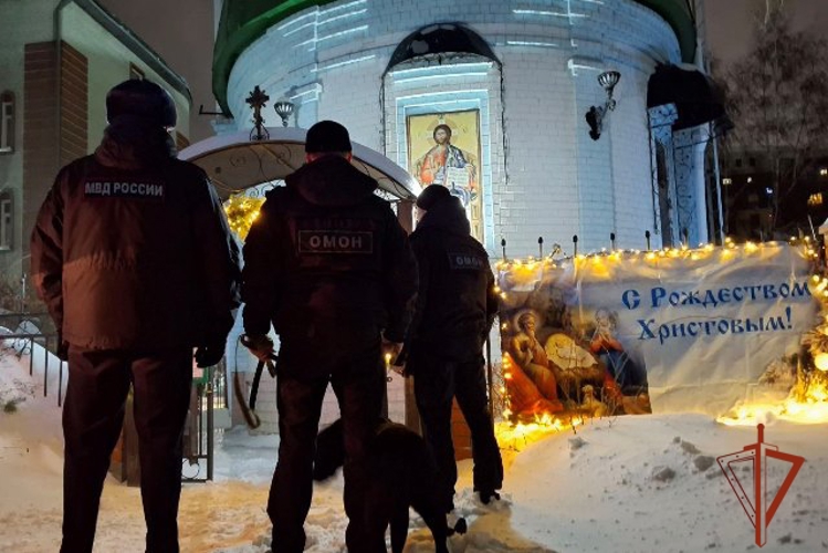 Росгвардейцы обеспечили безопасность верующих в Рождественскую ночь