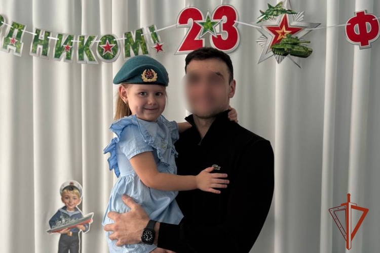 Дочь сотрудника барнаульского СОБР поздравила папу с Днём защитника Отечества